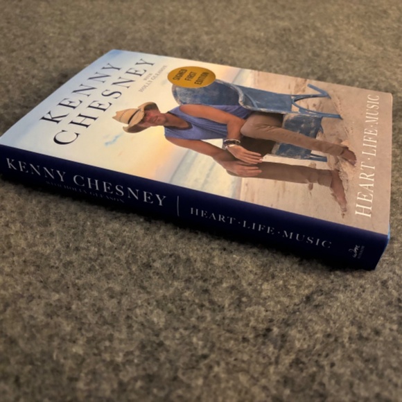 KENNY CHESNEY Heart Life Music SIGNED New Book - Picture 2 of 9